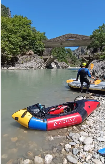 Point d’embarquement. Politsa ancient stone bridge